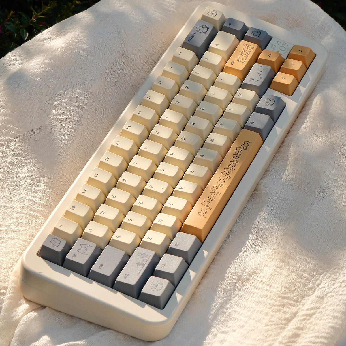 Minimalist mechanical keyboard keycap set for cat lovers and gamer girls featuring Sandy Whiskers.