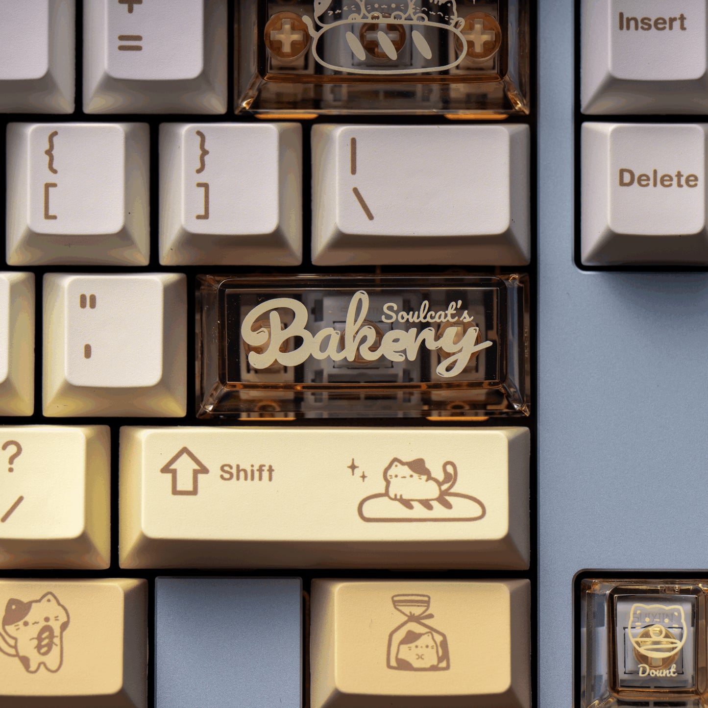 close up to Baking Meow Meow cat keycap set in yellow, brown, and blue with 167 keys