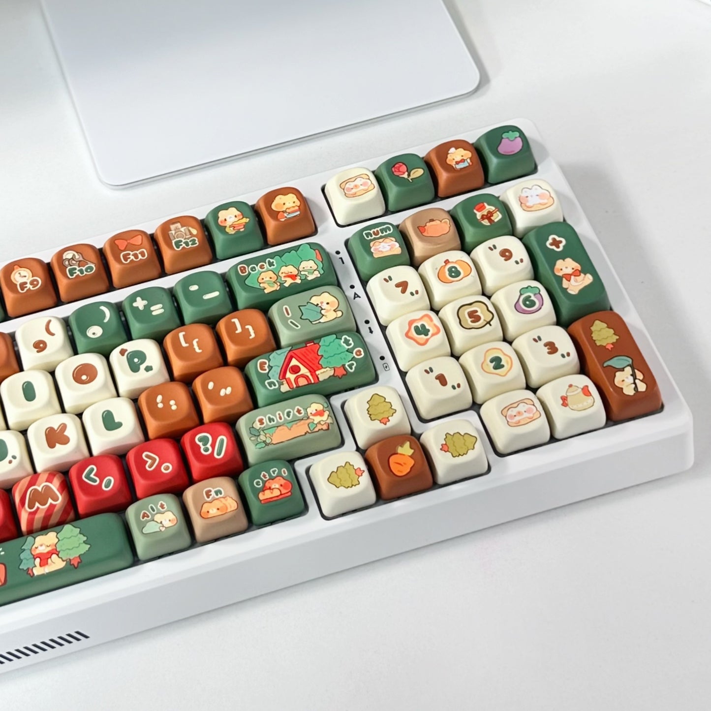 Christmas-themed mechanical keyboard keycaps with adorable cat and gingerbread illustrations.
