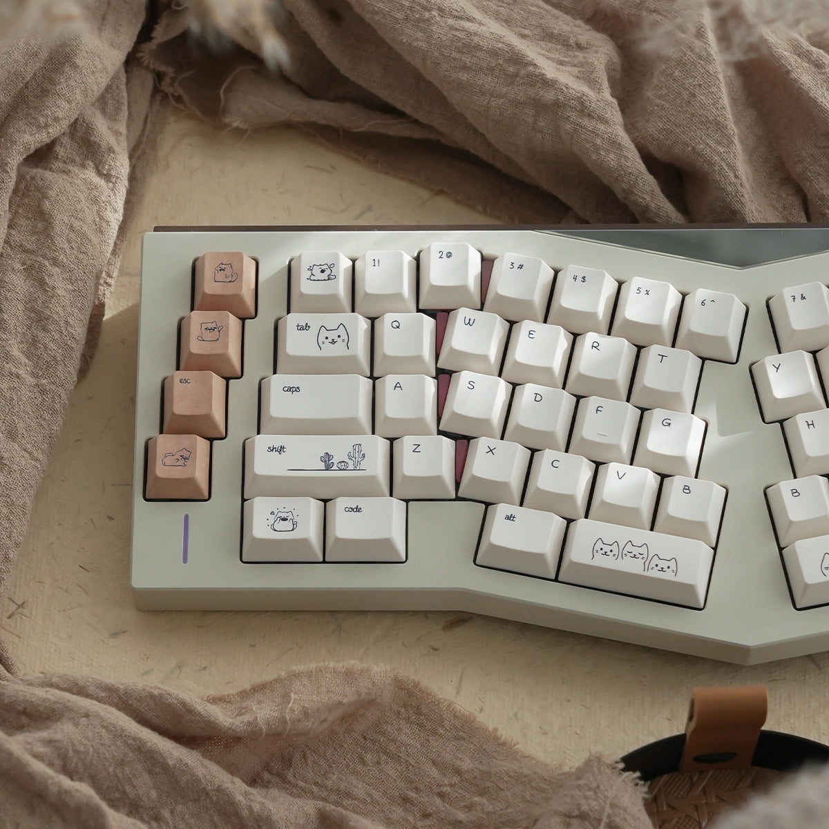 Sandy Whiskers Keycap Set - Minimalist white and gold cat-themed keycaps for mechanical keyboards.