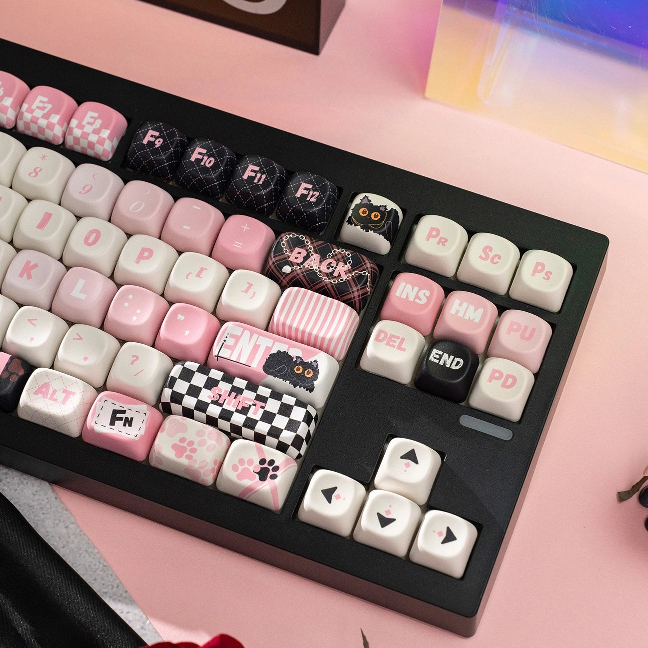 Stylish Y2K-inspired mechanical keyboard keycaps with a black and pink theme and cat details.
