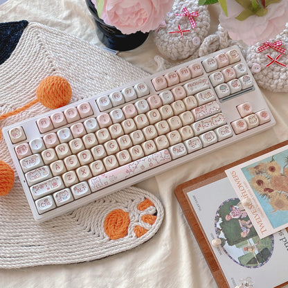 Gift for gamer girls and cat lovers: Pudding Paws Keycap Set with white cats and pastel colors.