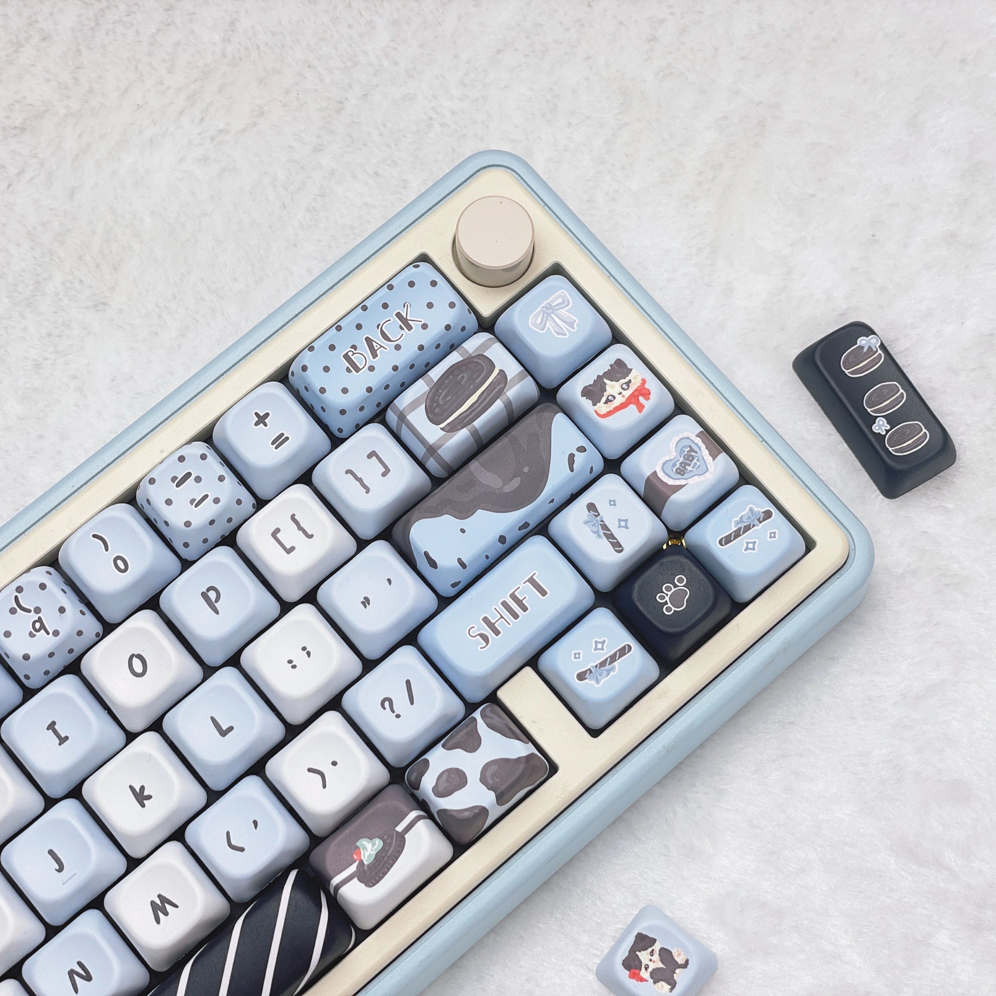 Tuxedo cat-themed keycap set in sea salt blue, ideal gift for gamer girls and cat lovers.